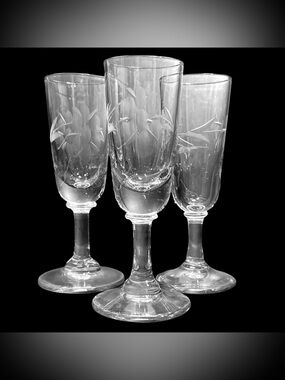 Vintage 1930s Etched Floral Glass Mini Aperitif or Liqueur Glasses Set (3)